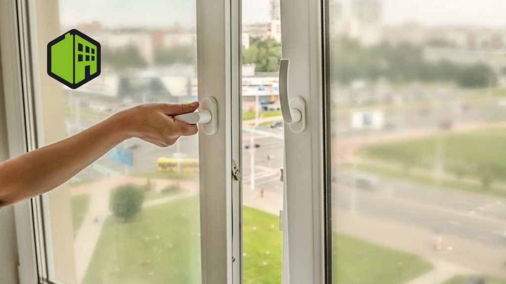 Eine Person öffnet ein Fenster